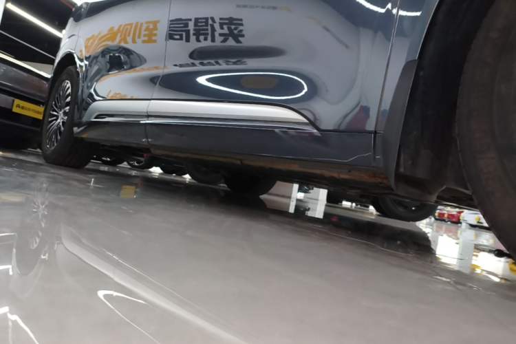 Used Denza D9 2025 DM-i Intelligent Drive 1020 Four-Wheel Drive Prestige Model Right Side Sill