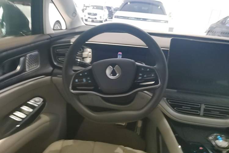 Used Denza D9 2025 DM-i Intelligent Drive 1020 Four-Wheel Drive Prestige Model Steering Wheel