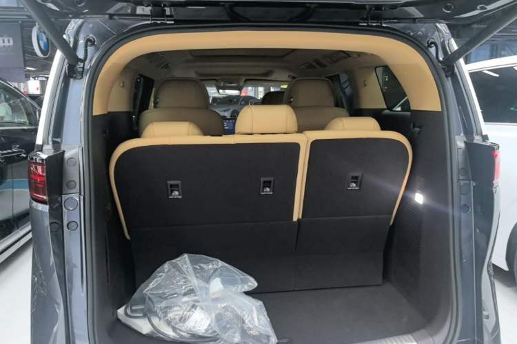 Used Denza D9 2025 DM-i Intelligent Drive 1020 Four-Wheel Drive Flagship Model Trunk