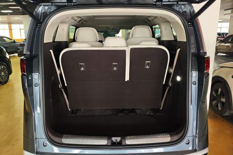 Used Denza D9 2025 DM-i Intelligent Drive 1020 Four-Wheel Drive Prestige Model Trunk