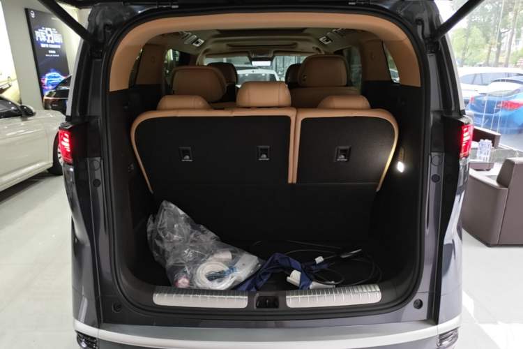 Used Denza D9 2025 DM-i Intelligent Drive 1020 Four-Wheel Drive Flagship Model Trunk