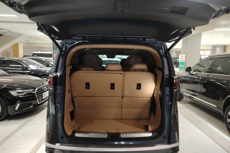 Used Denza D9 2025 DM-i Intelligent Drive 1020 Four-Wheel Drive Flagship Model Trunk
