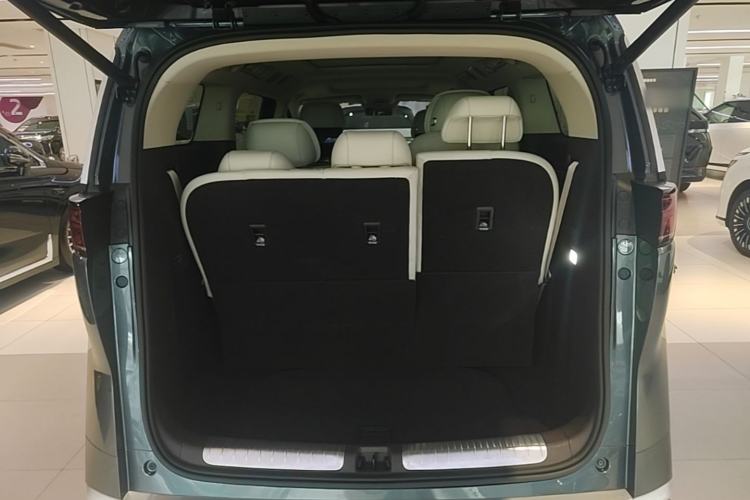 Used Denza D9 2025 DM-i Intelligent Drive 1020 Four-Wheel Drive Prestige Model Trunk
