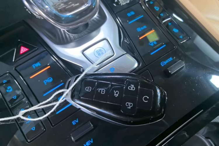 Used Denza D9 2025 DM-i Intelligent Drive 1020 Four-Wheel Drive Flagship Model Vehicle Key
