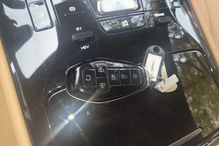 Used Denza D9 2025 DM-i Intelligent Drive 1020 Four-Wheel Drive Flagship Model Vehicle Key