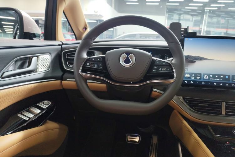 Used Denza D9 2025 Model DM-i Four-Wheel Drive Supreme Edition Steering Wheel