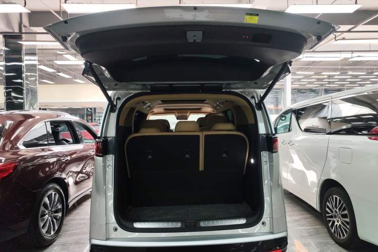 Used Denza D9 2025 Model DM-i Four-Wheel Drive Supreme Edition Trunk