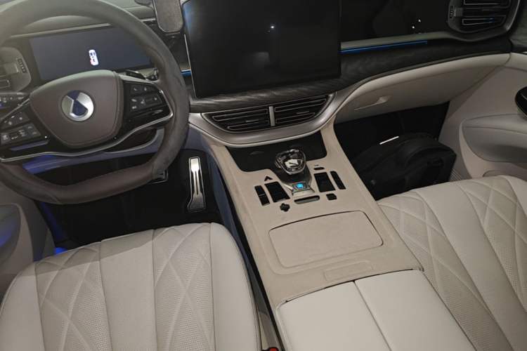 Used Denza D9 2025 DM-i Intelligent Drive 1020 Four-Wheel Drive Prestige Model Audio And AC Panel