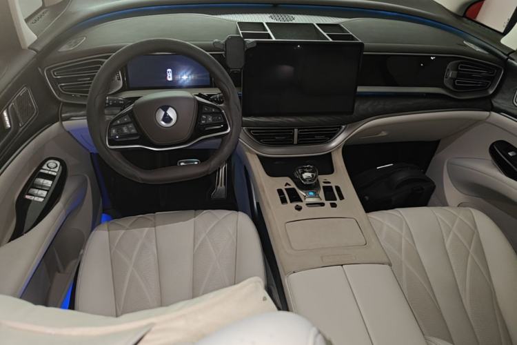 Used Denza D9 2025 DM-i Intelligent Drive 1020 Four-Wheel Drive Prestige Model Center Console