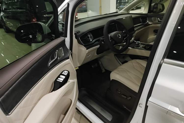 Used Denza D9 2025 DM-i Intelligent Drive 1020 Four-Wheel Drive Prestige Model Driver Seat