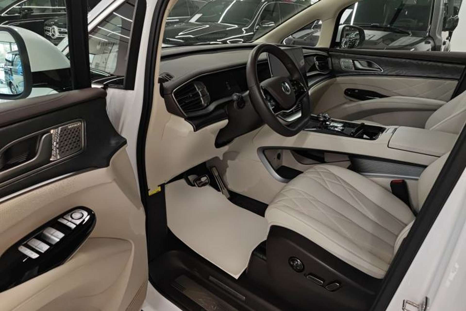 Used Denza D9 2025 DM-i Intelligent Drive 1020 Four-Wheel Drive Prestige Model Driver Seat