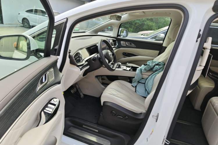 Used Denza D9 2025 DM-i Intelligent Drive 1020 Four-Wheel Drive Flagship Model Driver Seat