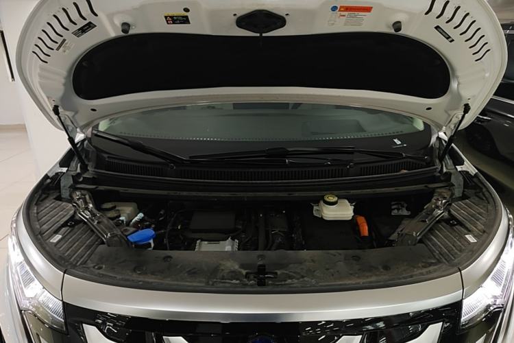 Used Denza D9 2025 DM-i Intelligent Drive 1020 Four-Wheel Drive Prestige Model Engine Bay