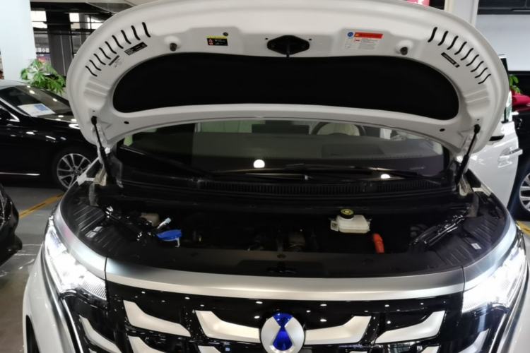 Used Denza D9 2025 DM-i Intelligent Drive 1020 Four-Wheel Drive Flagship Model Engine Bay