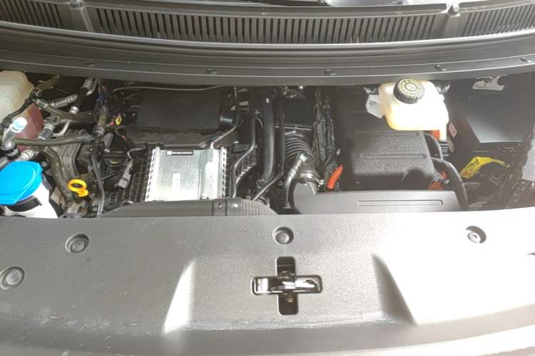 Used Denza D9 2025 DM-i Intelligent Drive 1020 Four-Wheel Drive Flagship Model Engine Bay