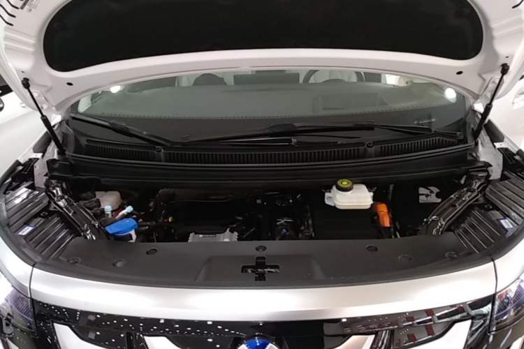 Used Denza D9 2025 DM-i Intelligent Drive 1020 Four-Wheel Drive Prestige Model Engine Bay