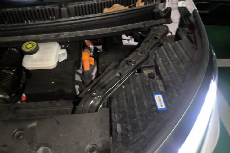 Used Denza D9 2025 DM-i Smart Drive 1020 Four-Wheel Drive Deluxe Model Engine Bay Left