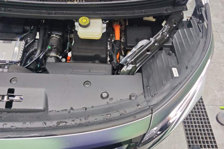Used Denza D9 2025 Model DM-i Four-Wheel Drive Prestige Edition Engine Bay Left
