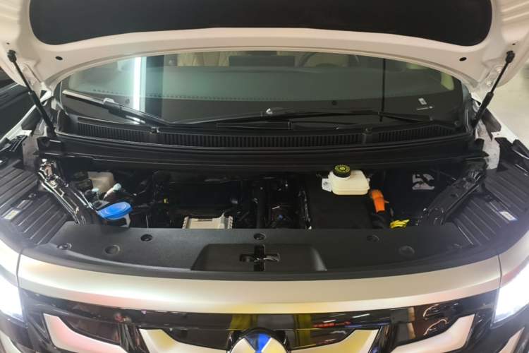 Used Denza D9 2025 DM-i Smart Drive 1020 Four-Wheel Drive Deluxe Model Engine Bay