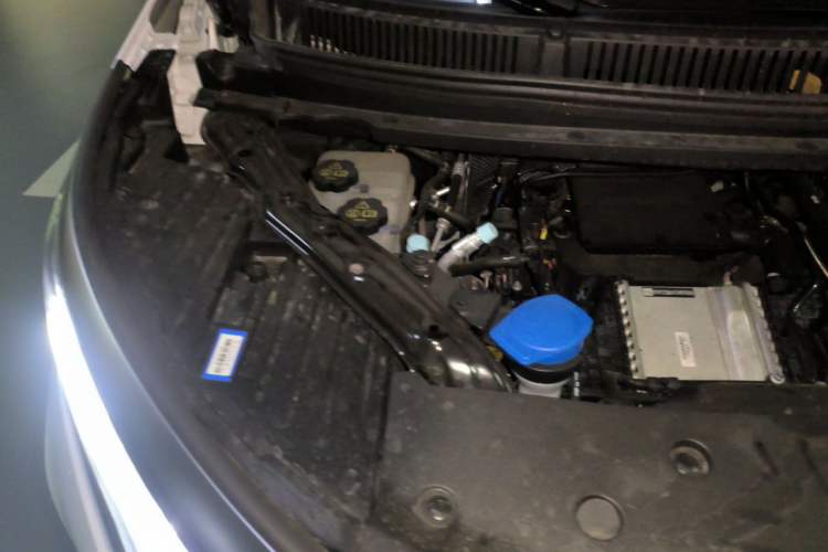 Used Denza D9 2025 DM-i Smart Drive 1020 Four-Wheel Drive Deluxe Model Engine Bay Right