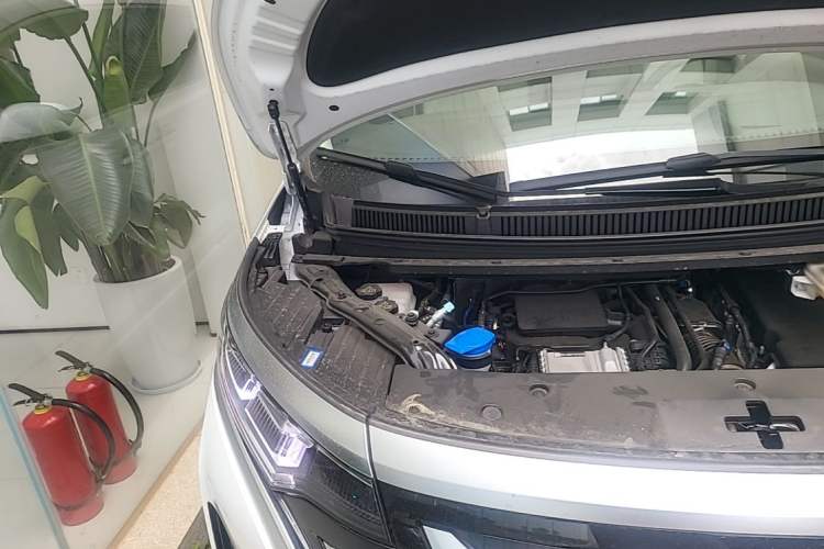 Used Denza D9 2025 Model DM-i Four-Wheel Drive Supreme Edition Engine Bay Right