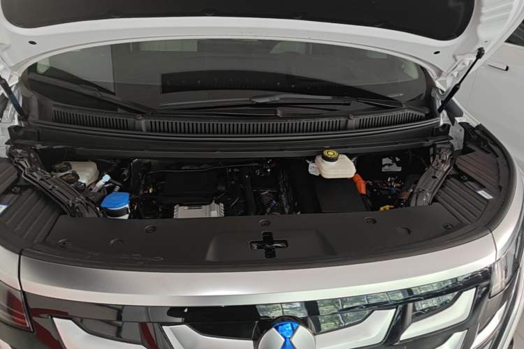 Used Denza D9 2025 DM-i Intelligent Drive 1020 Four-Wheel Drive Prestige Model Engine Bay