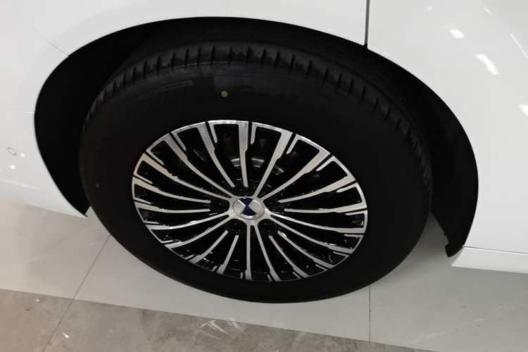 Used Denza D9 2025 DM-i Intelligent Drive 1020 Four-Wheel Drive Flagship Model Exterior 2