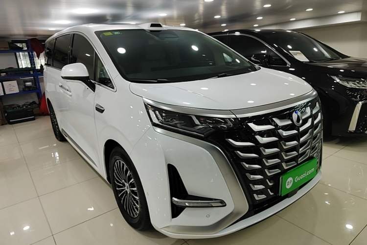 Used Denza D9 2025 DM-i Intelligent Drive 1020 Four-Wheel Drive Prestige Model Front Right 45 Deg