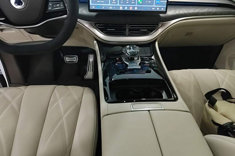 Used Denza D9 2025 DM-i Intelligent Drive 1020 Four-Wheel Drive Prestige Model Gear Lever