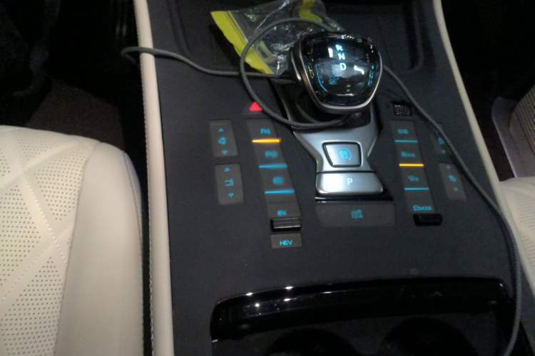 Used Denza D9 2025 DM-i Smart Drive 1020 Four-Wheel Drive Deluxe Model Gear Lever