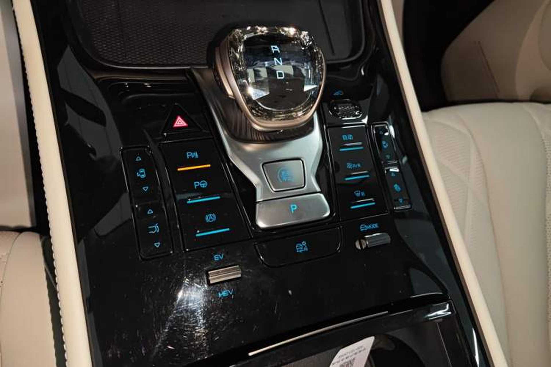 Used Denza D9 2025 DM-i Intelligent Drive 1020 Four-Wheel Drive Prestige Model Gear Lever