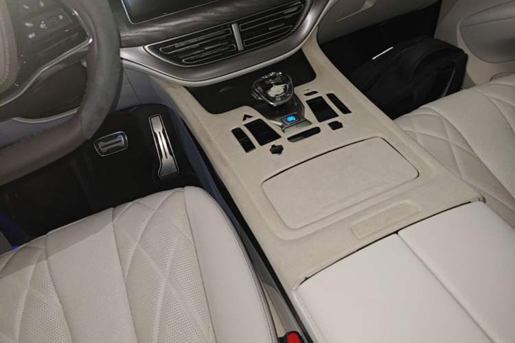 Used Denza D9 2025 DM-i Intelligent Drive 1020 Four-Wheel Drive Prestige Model Gear Lever