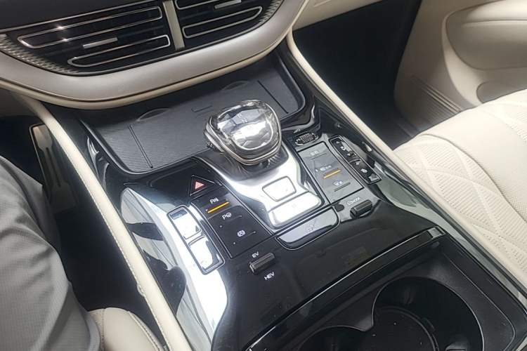 Used Denza D9 2025 Model DM-i Four-Wheel Drive Supreme Edition Gear Lever