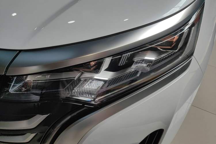 Used Denza D9 2025 DM-i Intelligent Drive 1020 Four-Wheel Drive Flagship Model Left Front Headlight