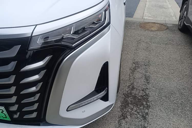 Used Denza D9 2025 DM-i Intelligent Drive 1020 Four-Wheel Drive Flagship Model Left Front Headlight
