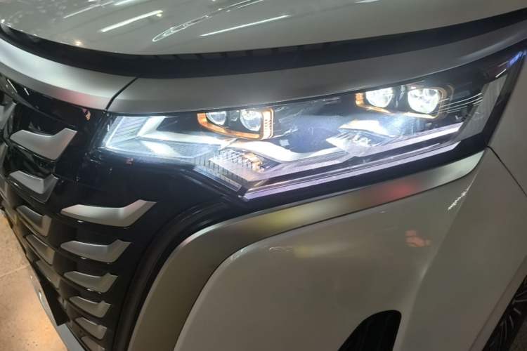 Used Denza D9 2025 DM-i Smart Drive 1020 Four-Wheel Drive Deluxe Model Left Front Headlight
