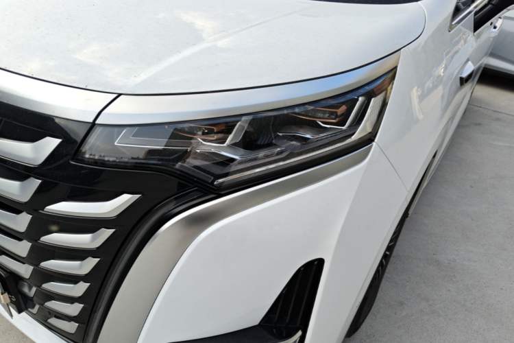 Used Denza D9 2025 DM-i Intelligent Drive 1020 Four-Wheel Drive Flagship Model Left Front Headlight