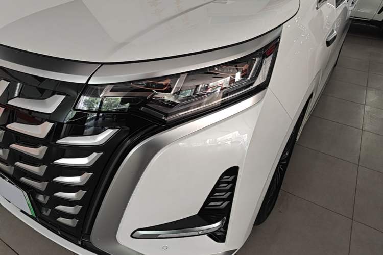 Used Denza D9 2025 DM-i Intelligent Drive 1020 Four-Wheel Drive Prestige Model Left Front Headlight