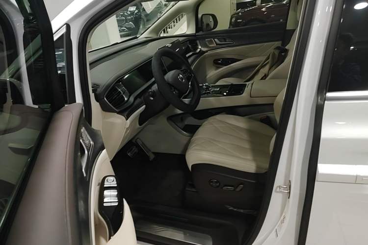 Used Denza D9 2025 DM-i Intelligent Drive 1020 Four-Wheel Drive Prestige Model Left Front Seat