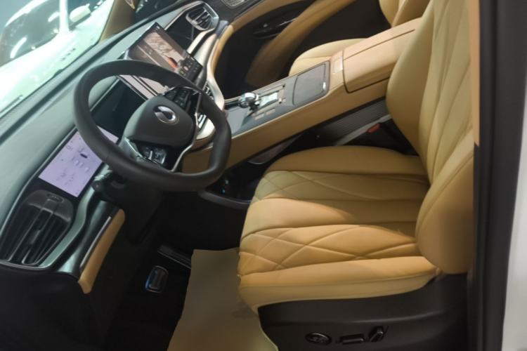 Used Denza D9 2025 DM-i Smart Drive 1020 Four-Wheel Drive Deluxe Model Left Front Seat