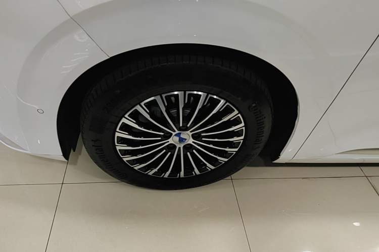 Used Denza D9 2025 DM-i Intelligent Drive 1020 Four-Wheel Drive Prestige Model Left Front Wheel Hub