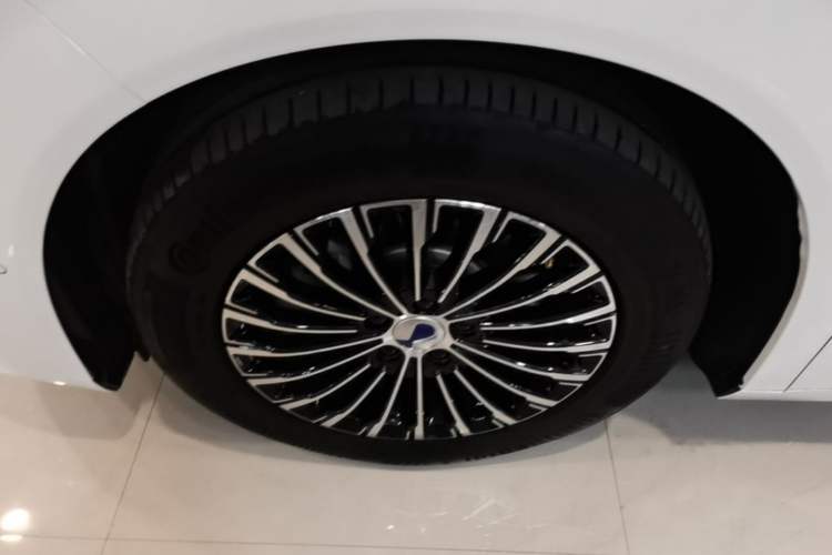 Used Denza D9 2025 DM-i Intelligent Drive 1020 Four-Wheel Drive Flagship Model Left Front Wheel Hub