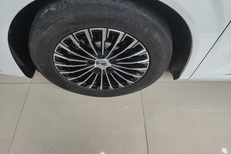 Used Denza D9 2025 DM-i Intelligent Drive 1020 Four-Wheel Drive Flagship Model Left Front Wheel Hub