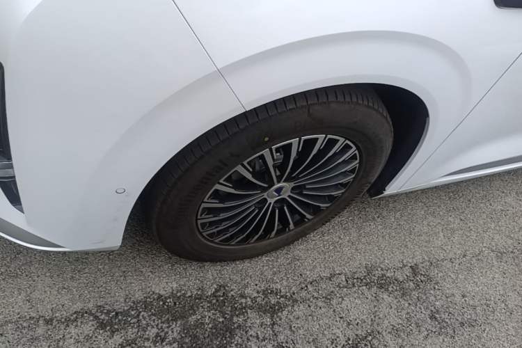 Used Denza D9 2025 DM-i Intelligent Drive 1020 Four-Wheel Drive Flagship Model Left Front Wheel Hub