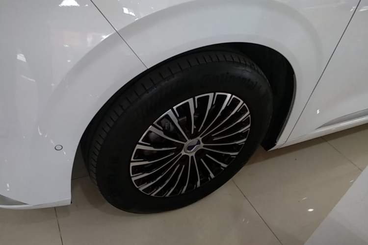 Used Denza D9 2025 DM-i Intelligent Drive 1020 Four-Wheel Drive Prestige Model Left Front Wheel Hub