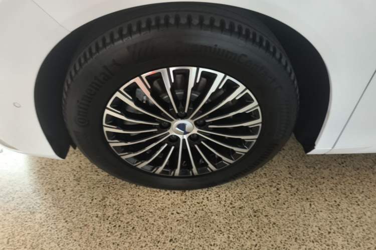 Used Denza D9 2025 DM-i Smart Drive 1020 Four-Wheel Drive Deluxe Model Left Front Wheel Hub