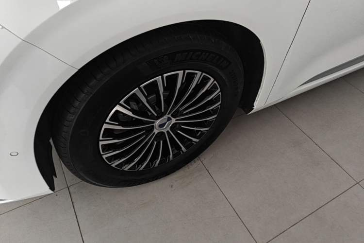 Used Denza D9 2025 DM-i Intelligent Drive 1020 Four-Wheel Drive Prestige Model Left Front Wheel Hub