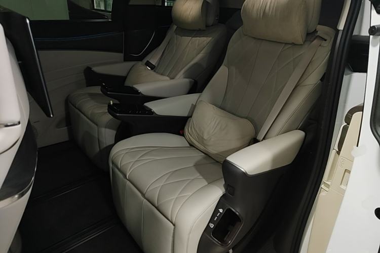 Used Denza D9 2025 DM-i Intelligent Drive 1020 Four-Wheel Drive Prestige Model Left Rear Seat