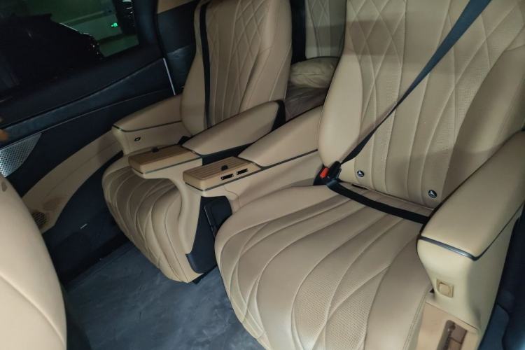 Used Denza D9 2025 DM-i Smart Drive 1020 Four-Wheel Drive Deluxe Model Left Rear Seat