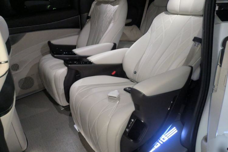 Used Denza D9 2025 DM-i Smart Drive 1020 Four-Wheel Drive Deluxe Model Left Rear Seat